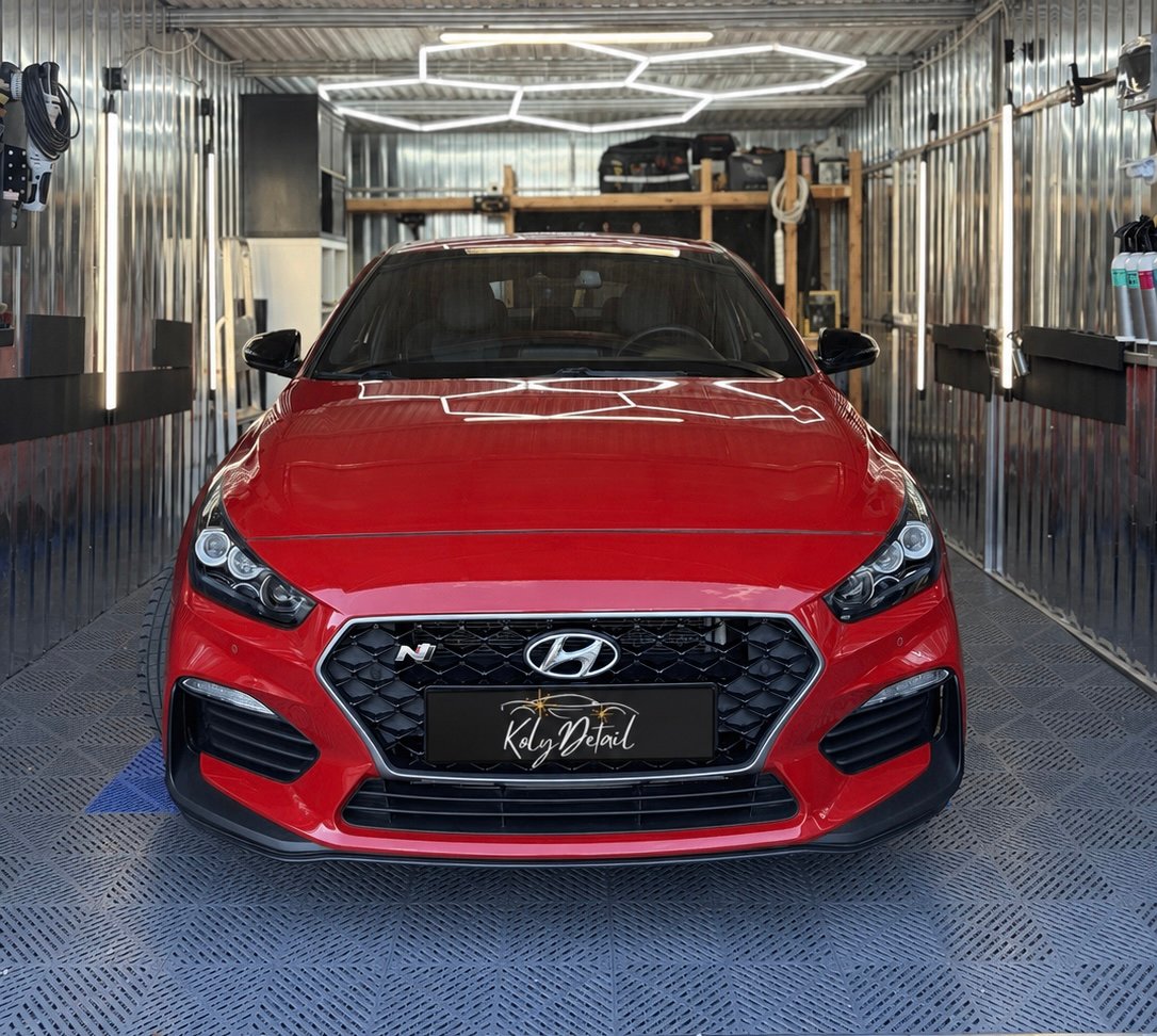 Červený Hyundai i30 N čelně ve studiu Koly Detail pod šestiúhelníkovým osvětlením